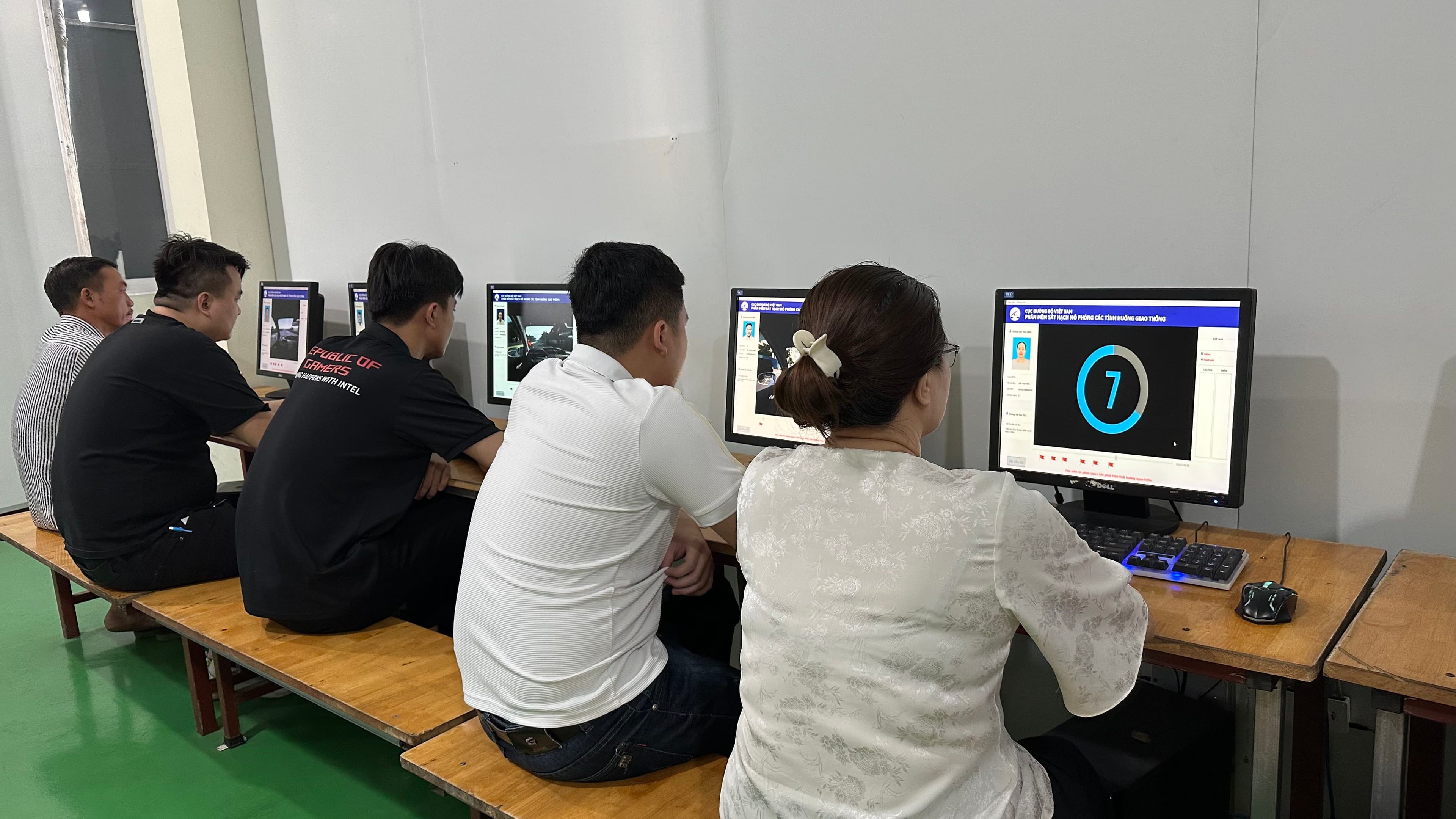 Niềm vui nhận bằng lái xe sau khóa đào tạo