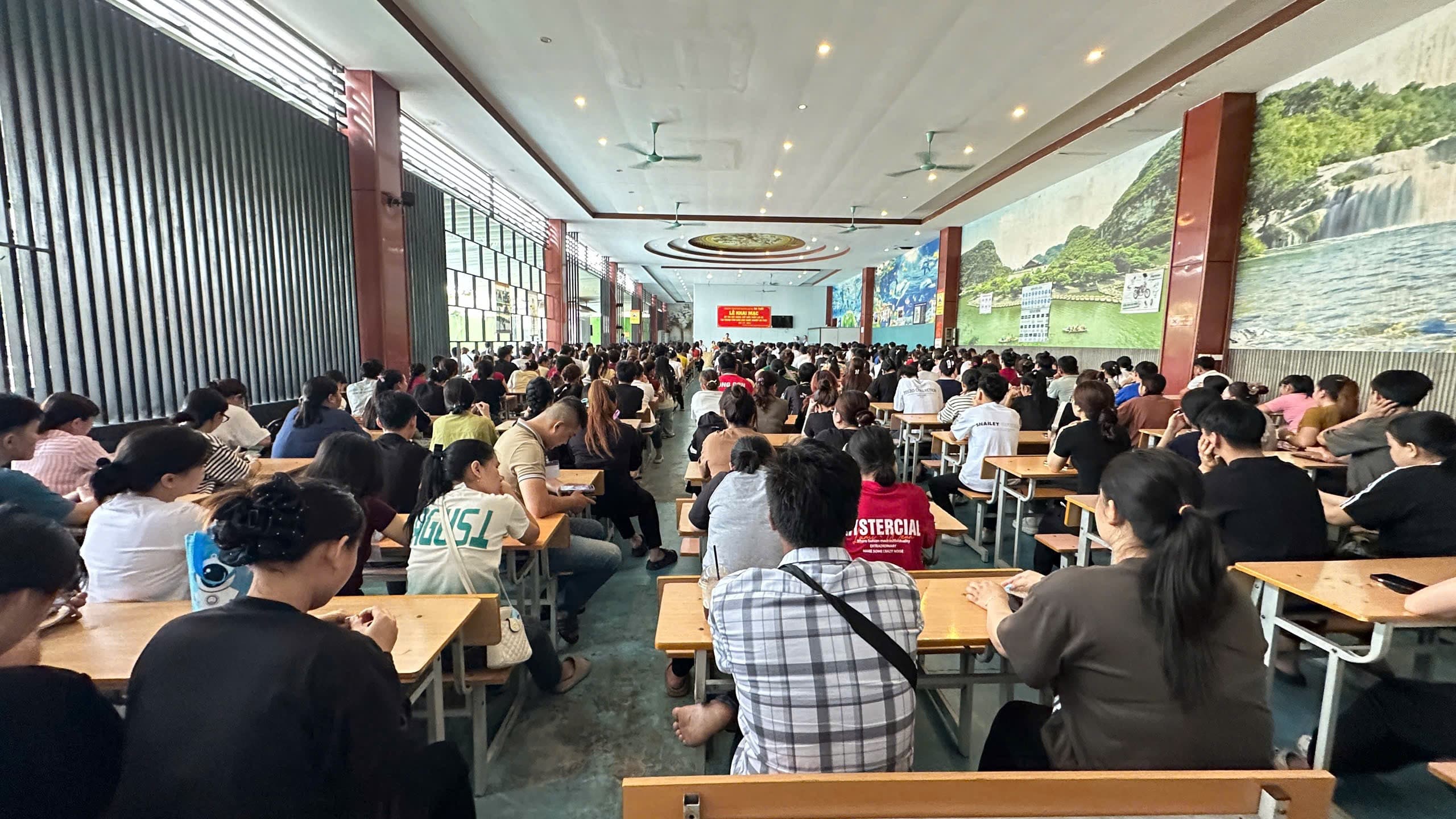 Học viên nhận bằng tốt nghiệp lái xe tại An Thái