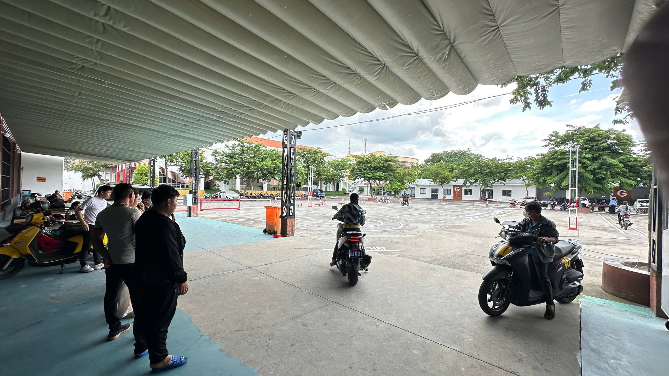 Hình ảnh học viên vui mừng nhận giấy phép lái xe