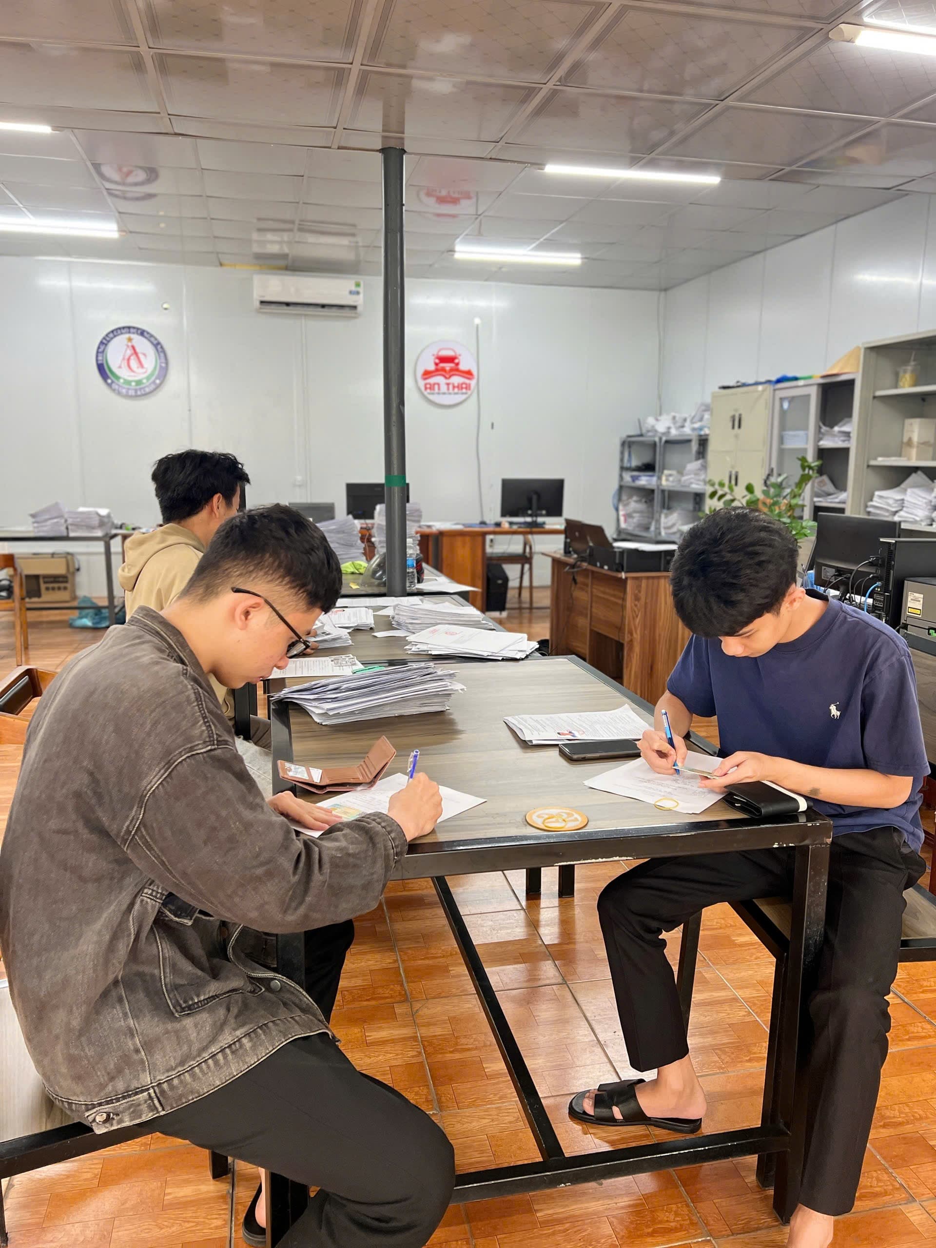 Khoảnh khắc trao bằng và chụp ảnh kỷ niệm tại trung tâm